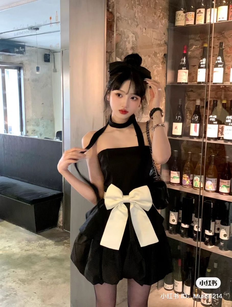 Gái xinh mặc đầm đen, cô nơ trắng tại quán bar hiện đại