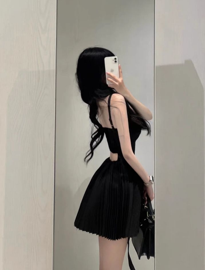 Gái xinh mặc đầm đen ngắn tự tin chụp selfie bên gương