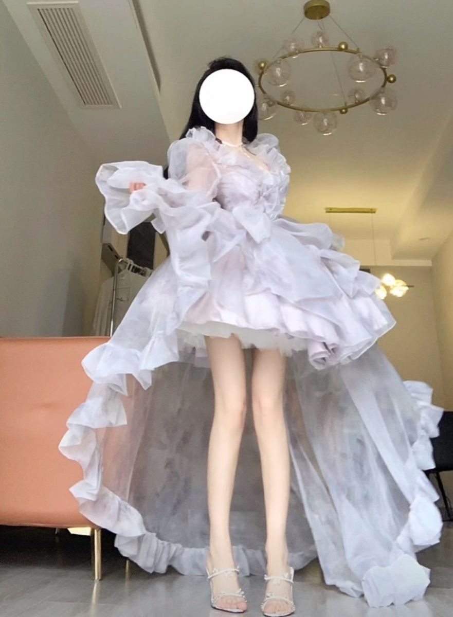 Gái xinh mặc đầm màu tím bồng bềnh tự tin trong không gian