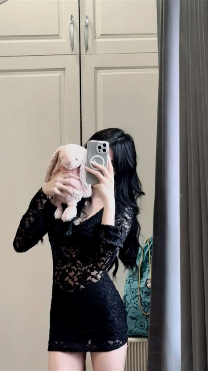 Gái xinh mặc đầm ren đen chụp selfie trước gương đẹp lung linh