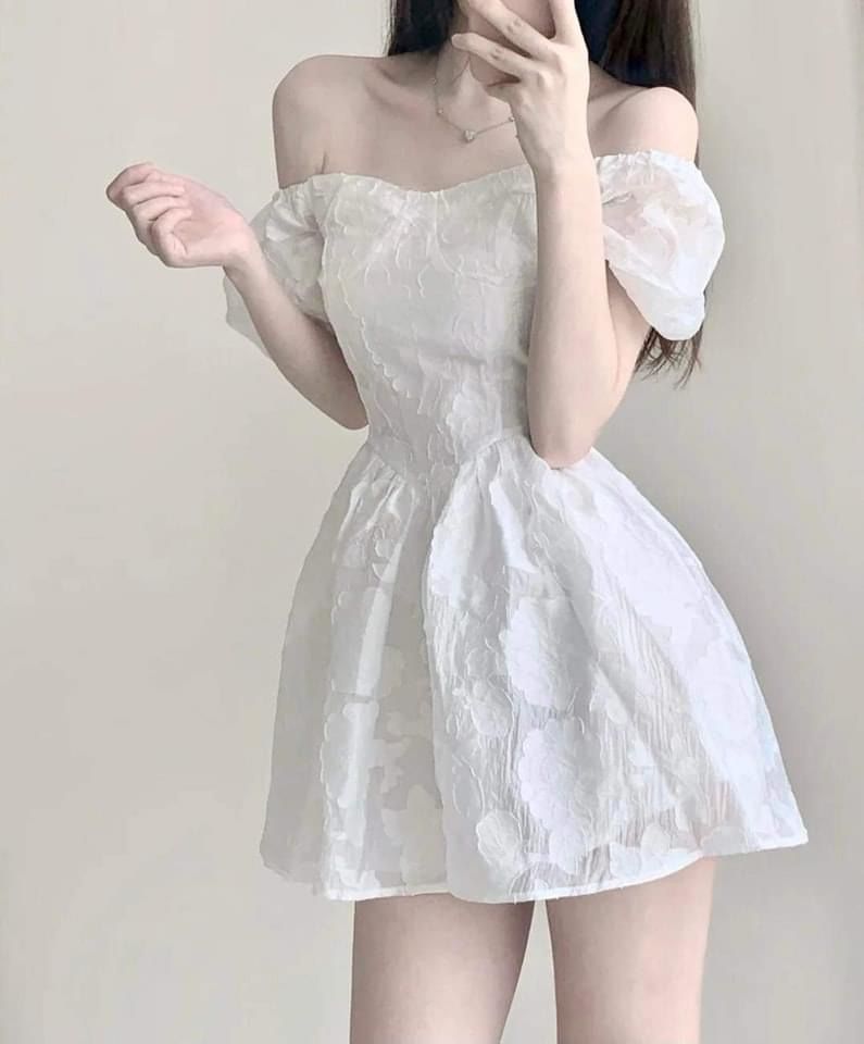Gái xinh mặc đầm trắng tạo dáng trong không gian phòng sang