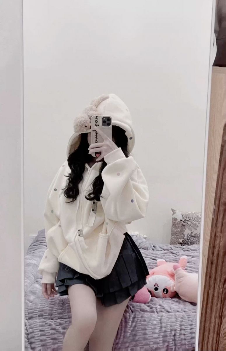 Gái xinh mặc hoodie trắng chụp hình trong gương