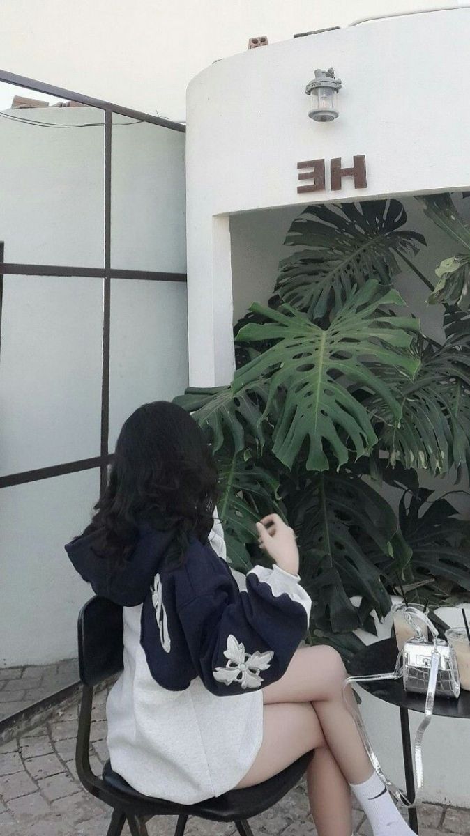 Gái xinh mặc hoodies ngồi uống trà sữa trong quán cà phê đẹp