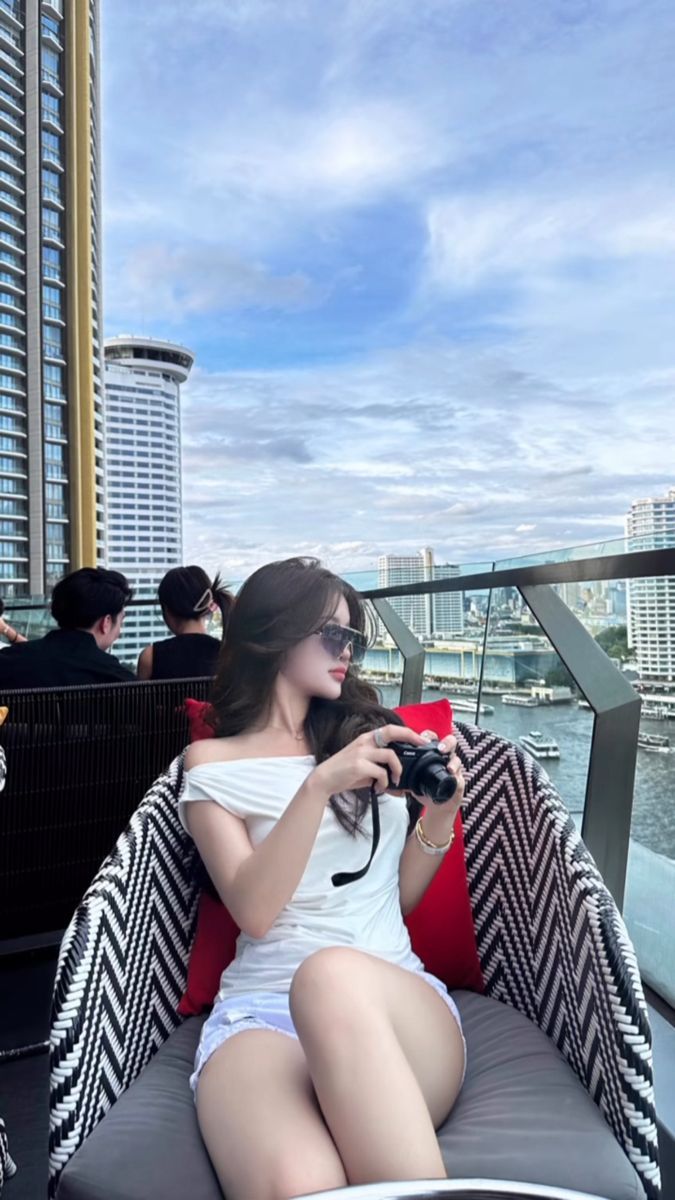 Gái xinh mặc quần bó tại quán cà phê sang trọng