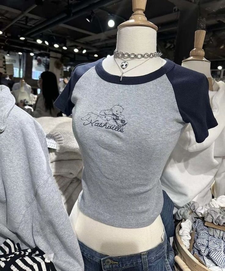 Gái xinh mặc quần ngắn trong bộ áo thun xám và xanh navy
