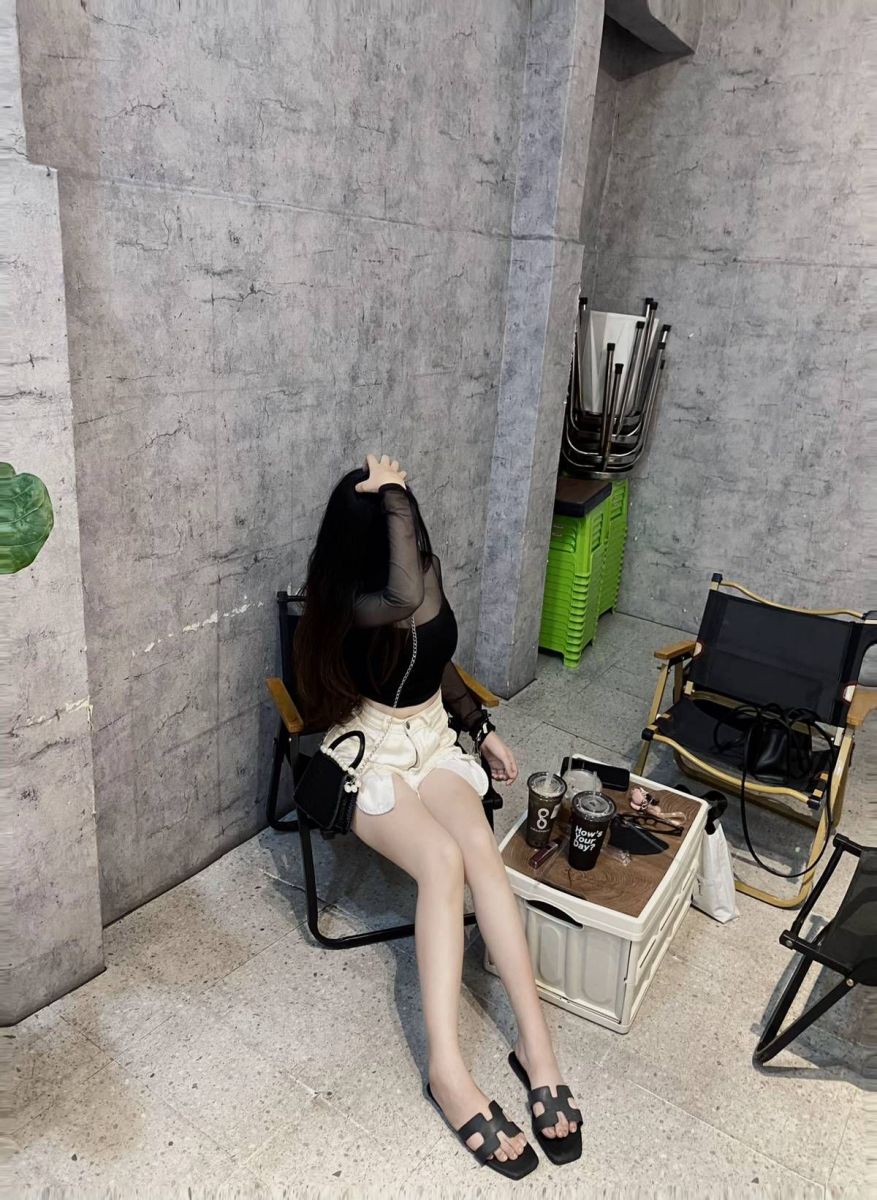 Gái xinh mặc quần ngắn và áo bò tay lưới tại quán cà phê