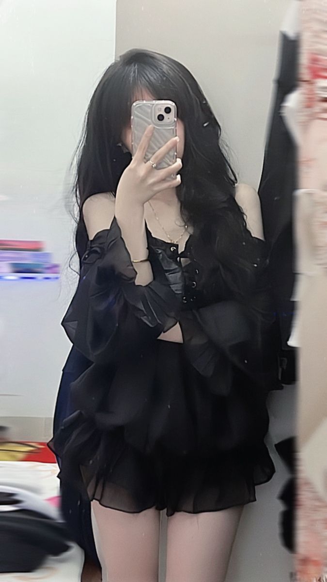 Gái xinh mặc trang phục đen chụp ảnh selfie trong gương