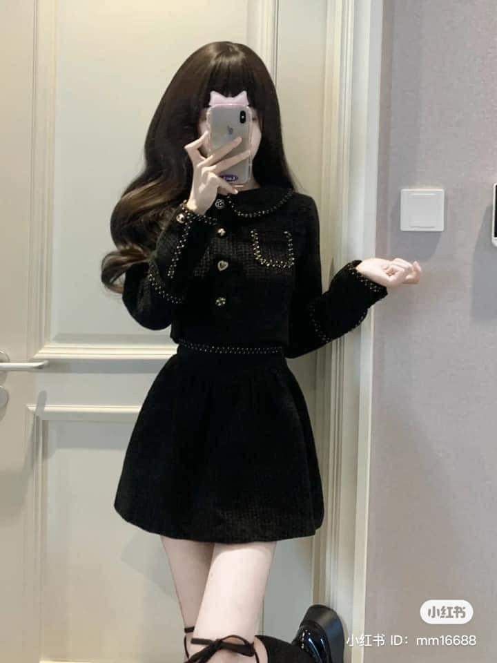 Gái xinh mặc váy đen chụp ảnh selfie trong gương tại phòng ngủ