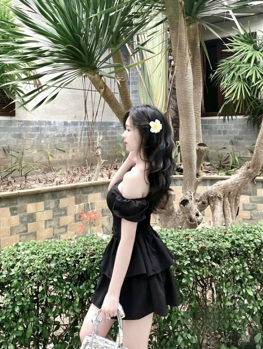 Gái xinh mặc váy đen giữa khu vườn xanh