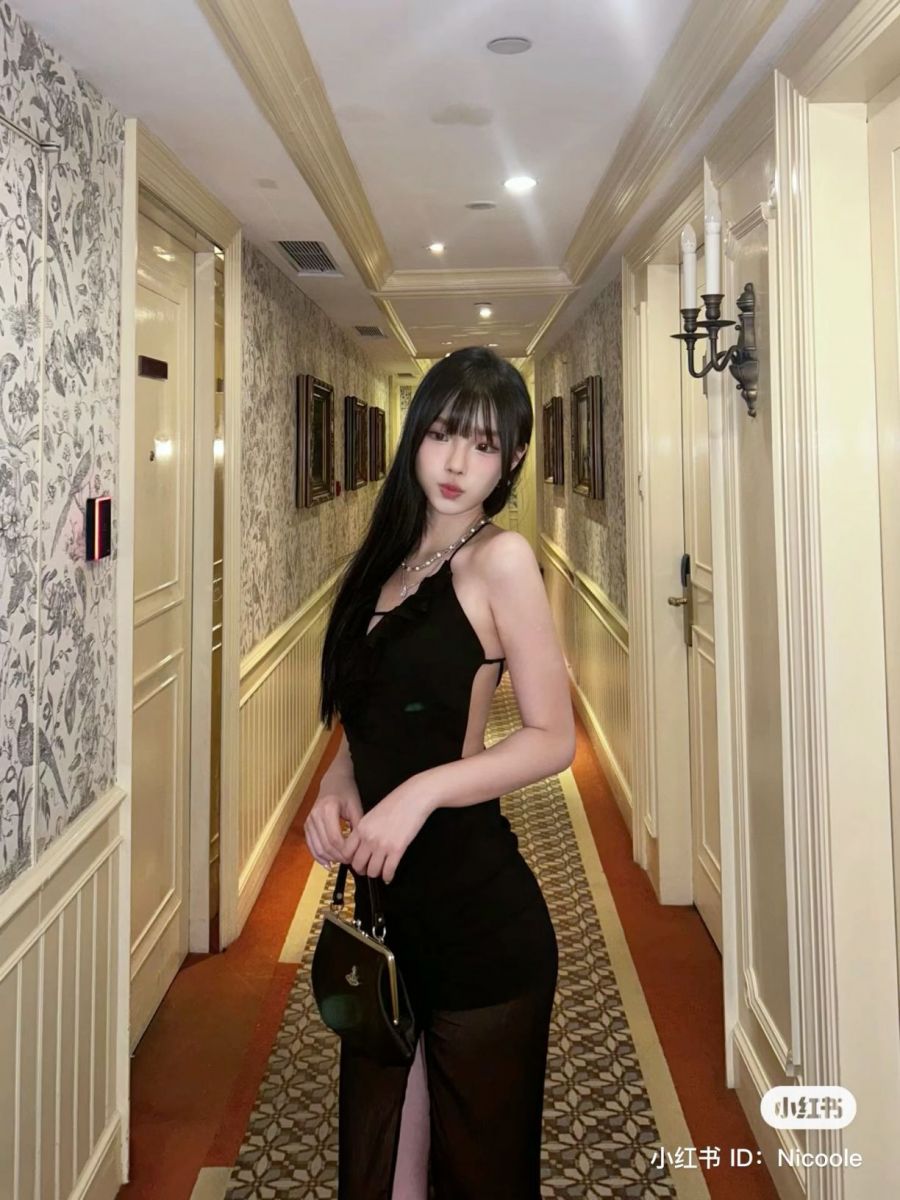 Gái xinh mặc váy đen tự tin trong hành lang khách sạn sang trọng