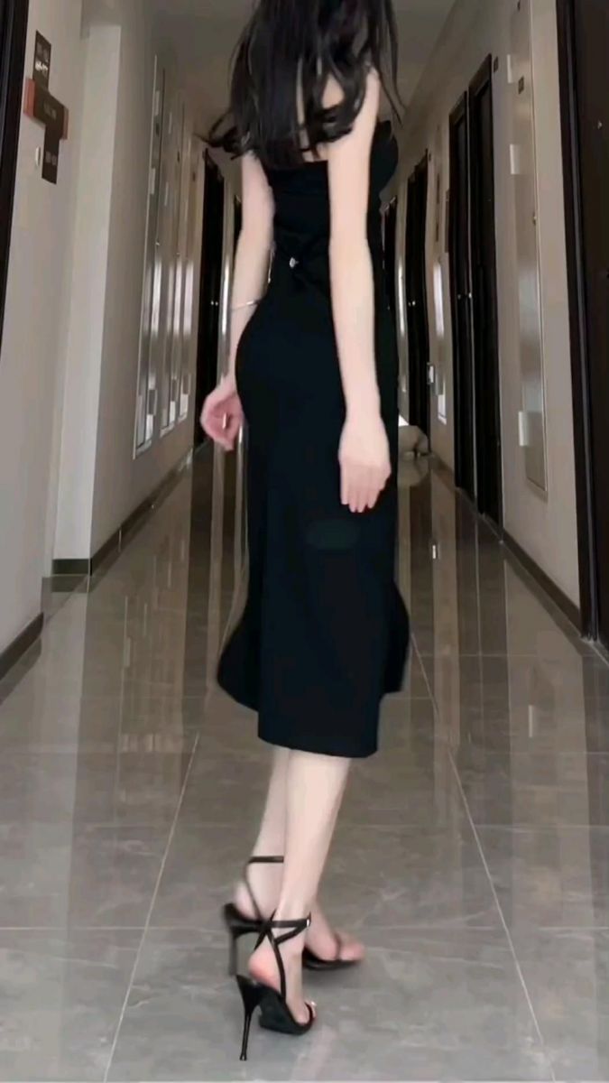 Gái xinh mặc váy đen và giày cao gót quyến rũ