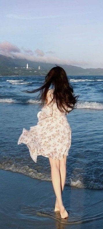 Gái xinh mặc váy hoa trắng bên bờ biển