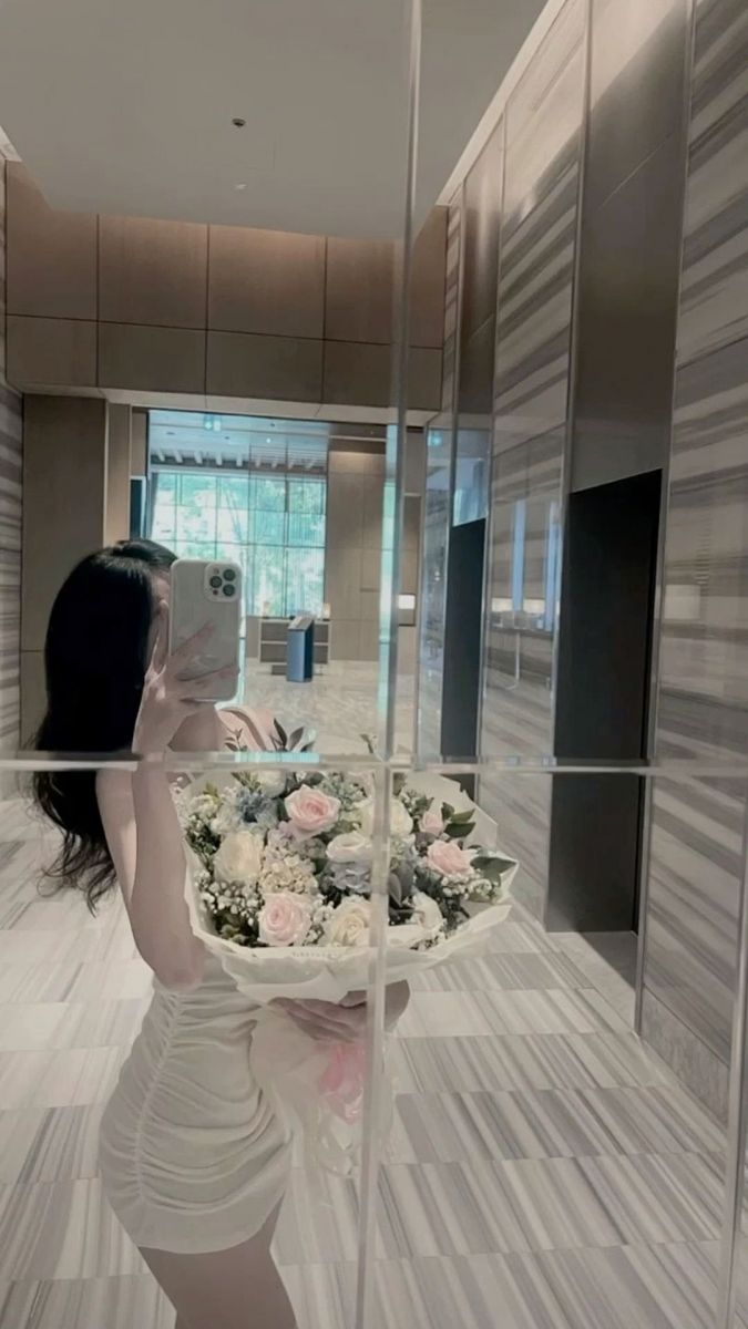 Gái xinh mặc váy ngắn tự tin tạo dáng với hoa