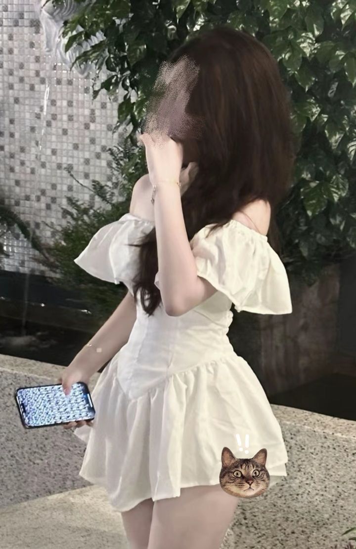 Gái xinh mặc váy trắng bên thác nước tuyệt đẹp