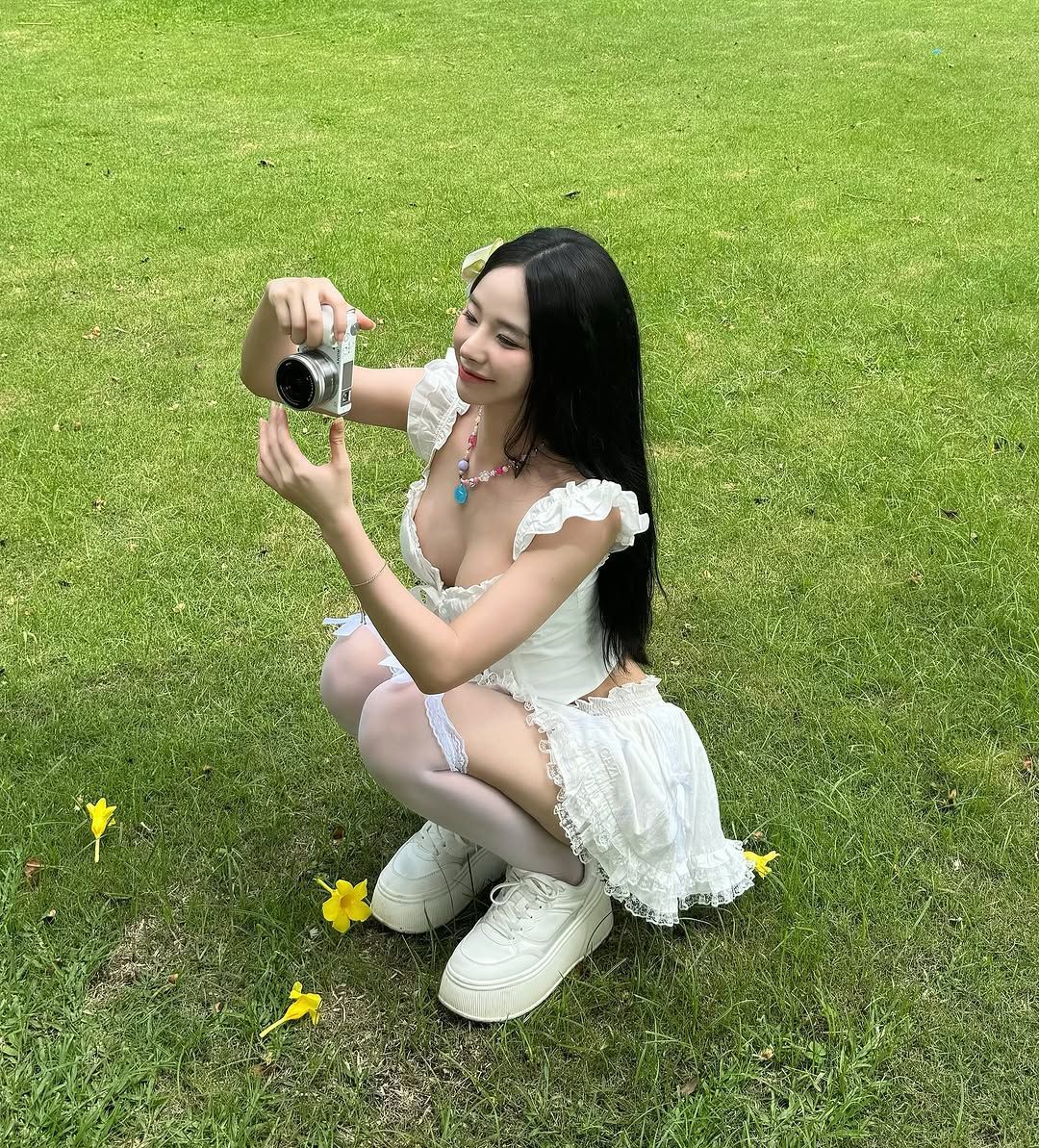 Gái xinh mặc váy trắng giữa cánh đồng hoa vàng