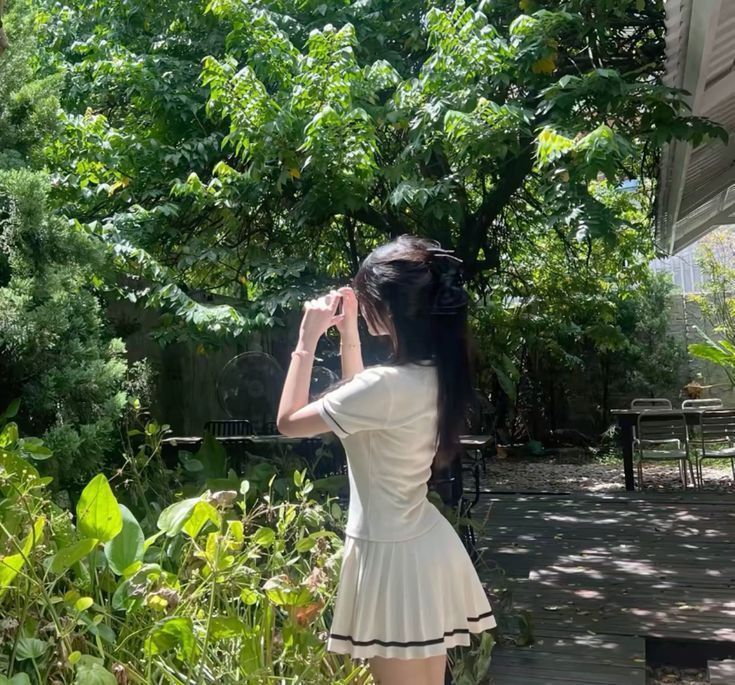Gái xinh mặc váy trắng giữa vườn cây tươi đẹp