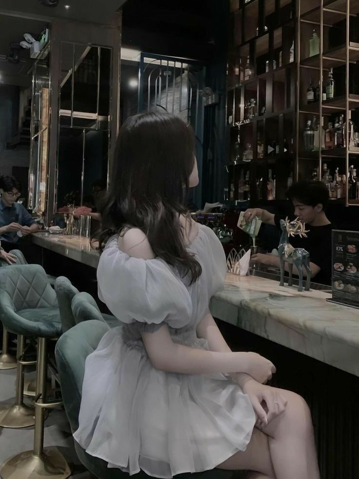 Gái xinh mặc váy trắng quyến rũ tại quán bar