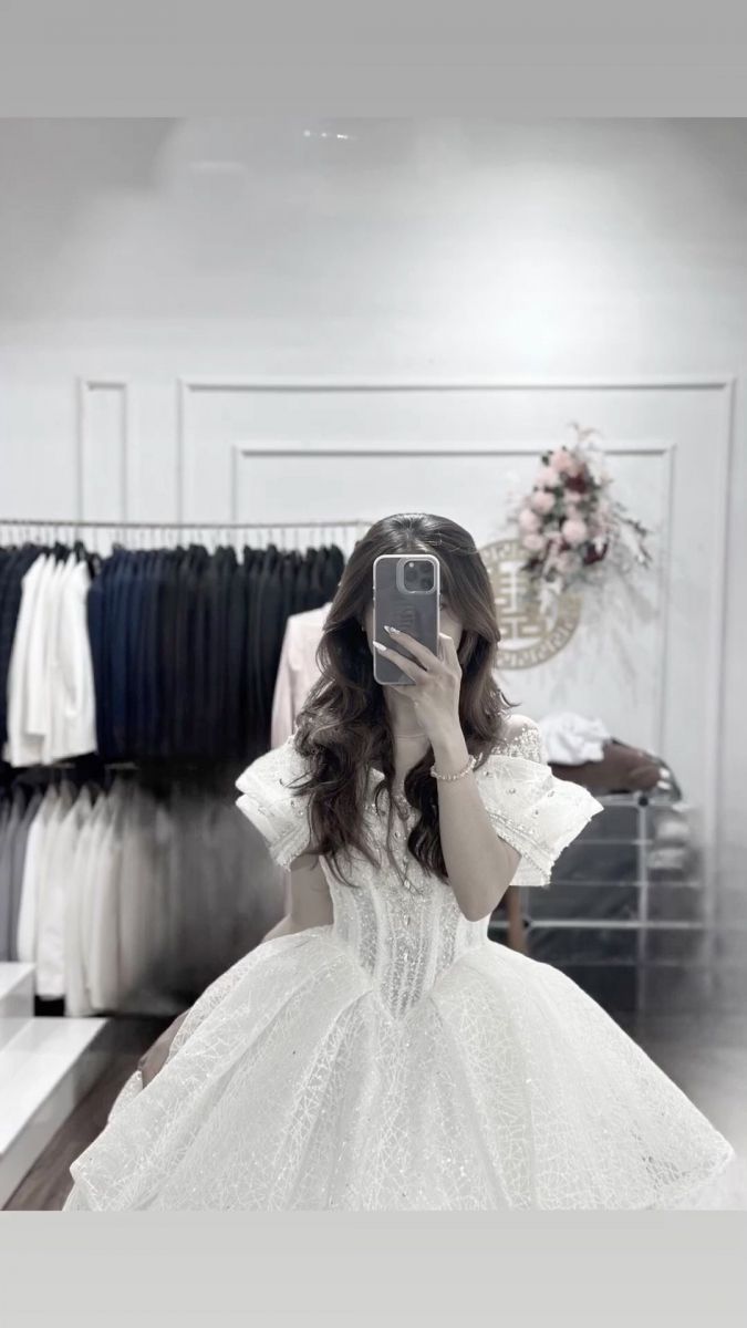 Gái xinh mặc váy trắng tại cửa hàng thời trang