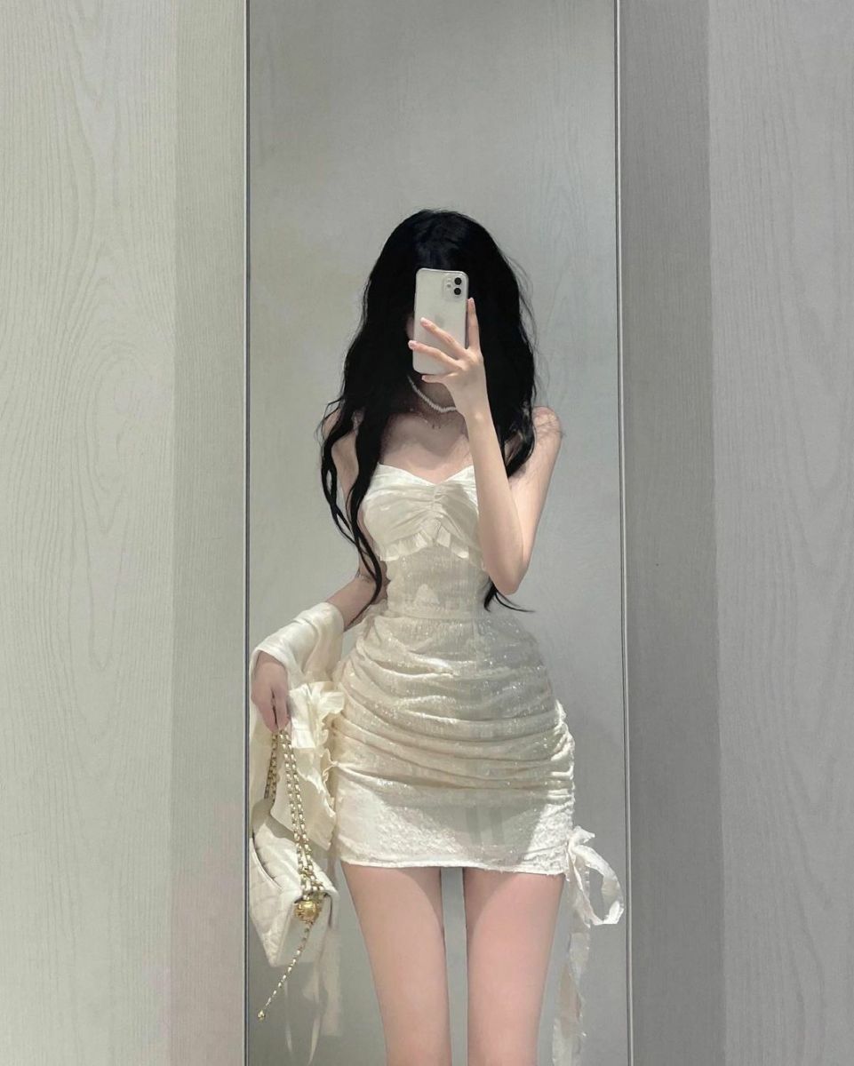 Gái xinh mặc váy trắng tự tin chụp selfie trước gương
