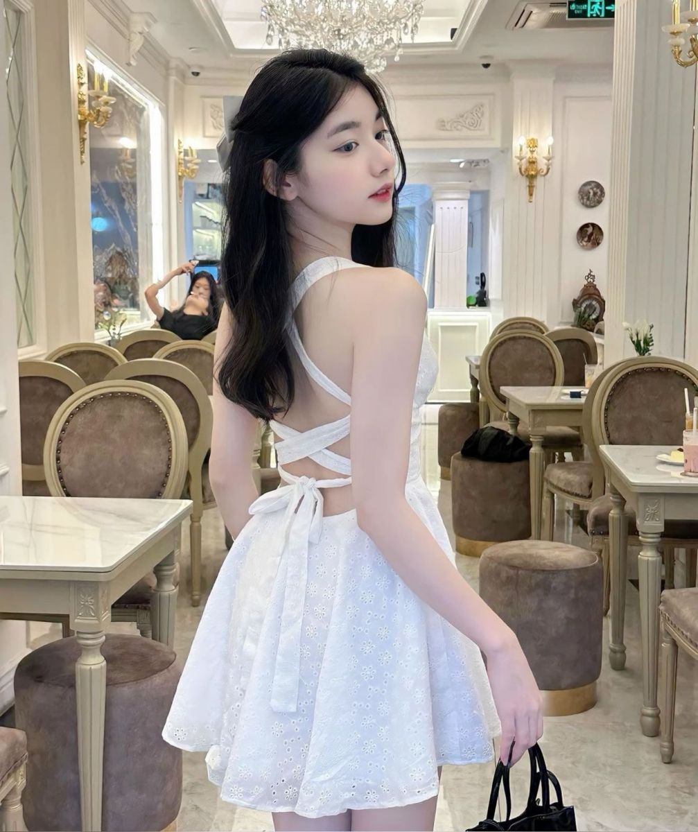 Gái xinh mặc váy trắng xòe trong quán cà phê sang trọng