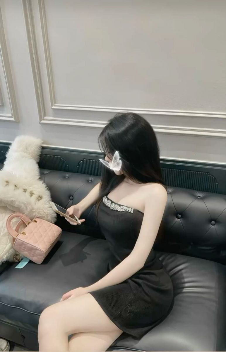 Gái xinh ngồi trên sofa với bộ váy đen nổi bật