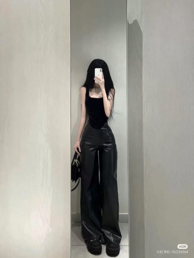 Gái xinh selfie với áo phông đen và quần dáng đẹp