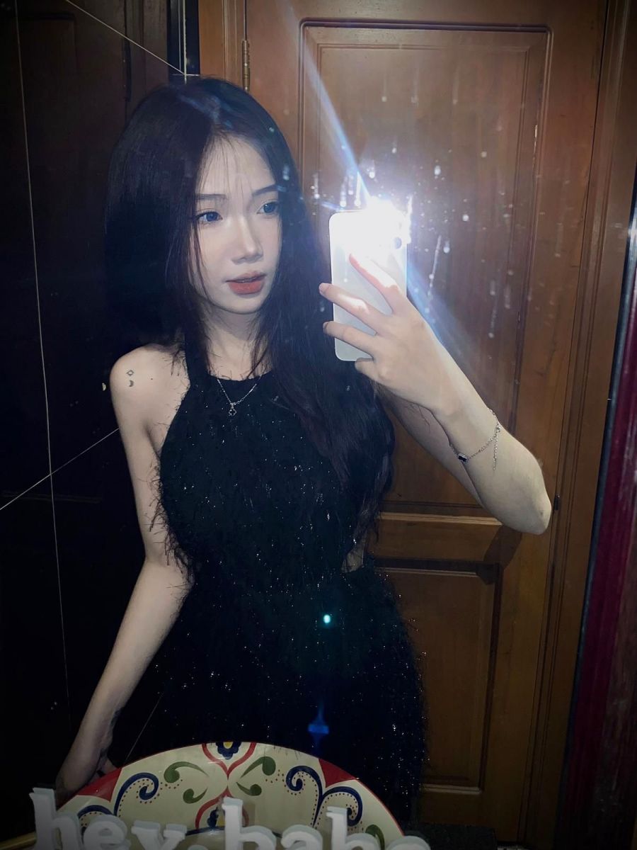 Gái xinh tạo dáng tự tin trước gương trong phòng tắm