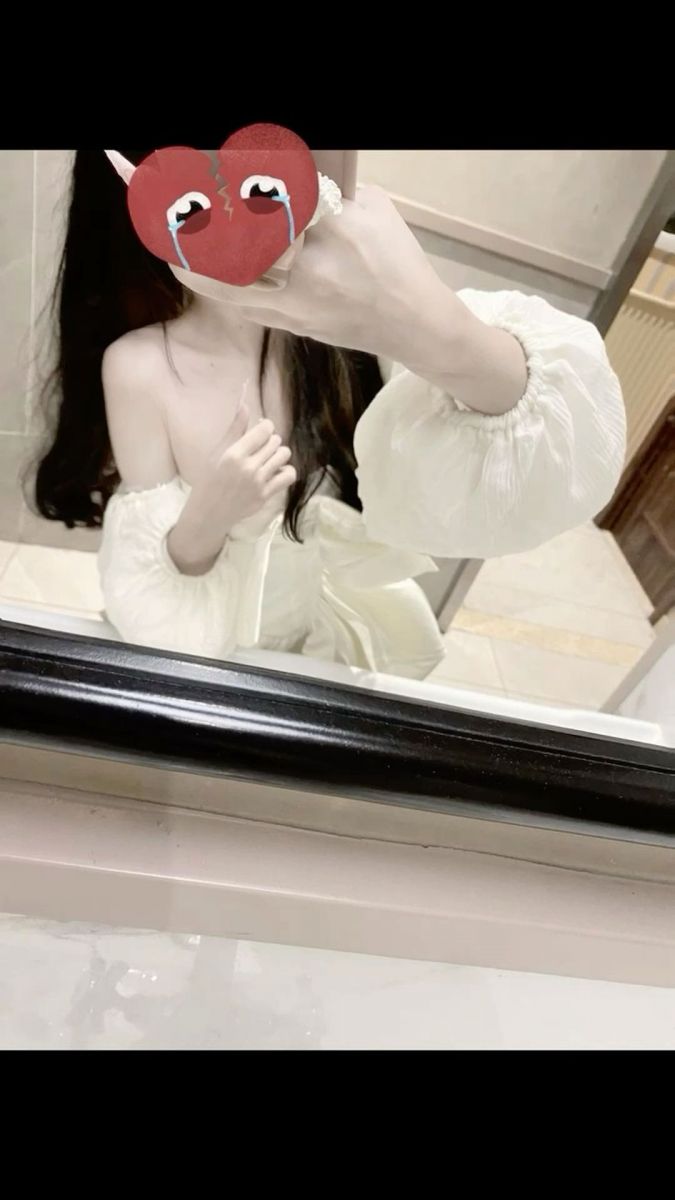 Gái xinh tạo dáng với áo trắng trong phòng tắm