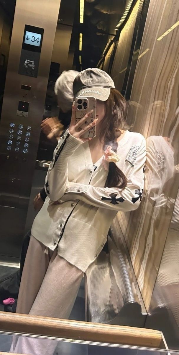 Gái xinh trong áo cardigan trắng và quần thể thao
