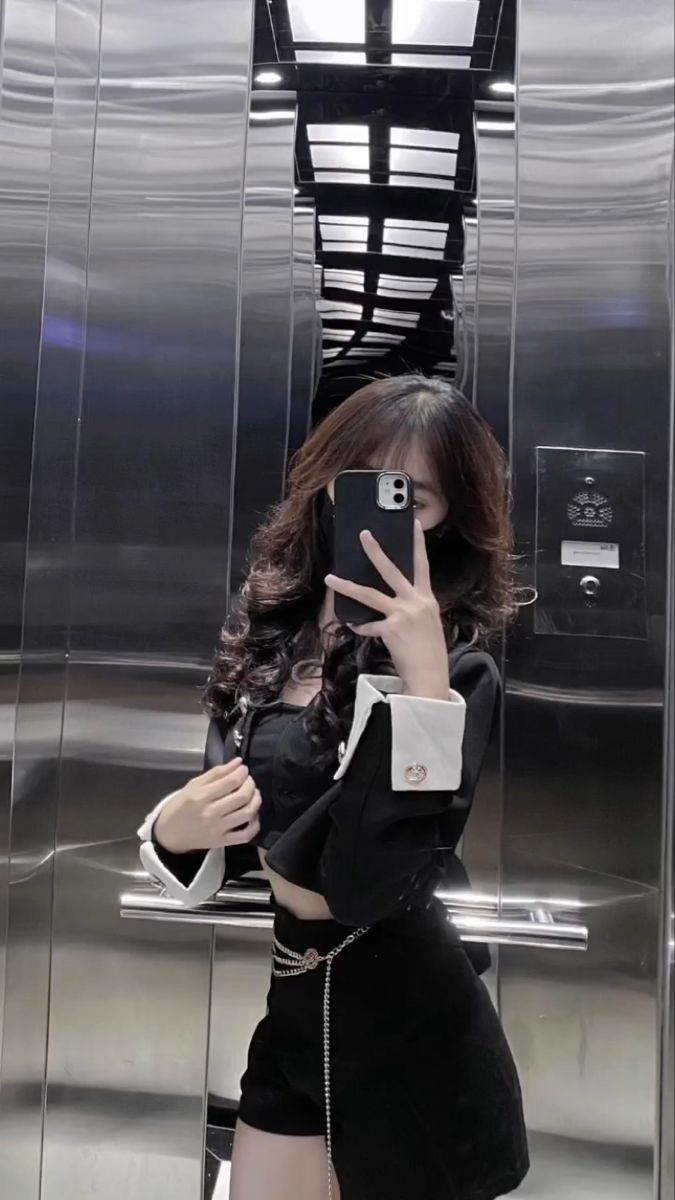 Gái xinh trong áo crop top đen và quần short năng động