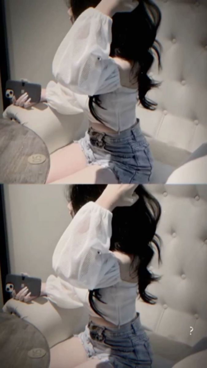 Gái xinh trong áo croptop trắng và quần shorts đẹp mắt