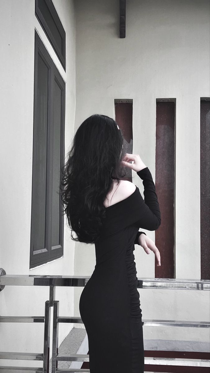 Gái xinh trong áo đầm đen quyến rũ trên ban công