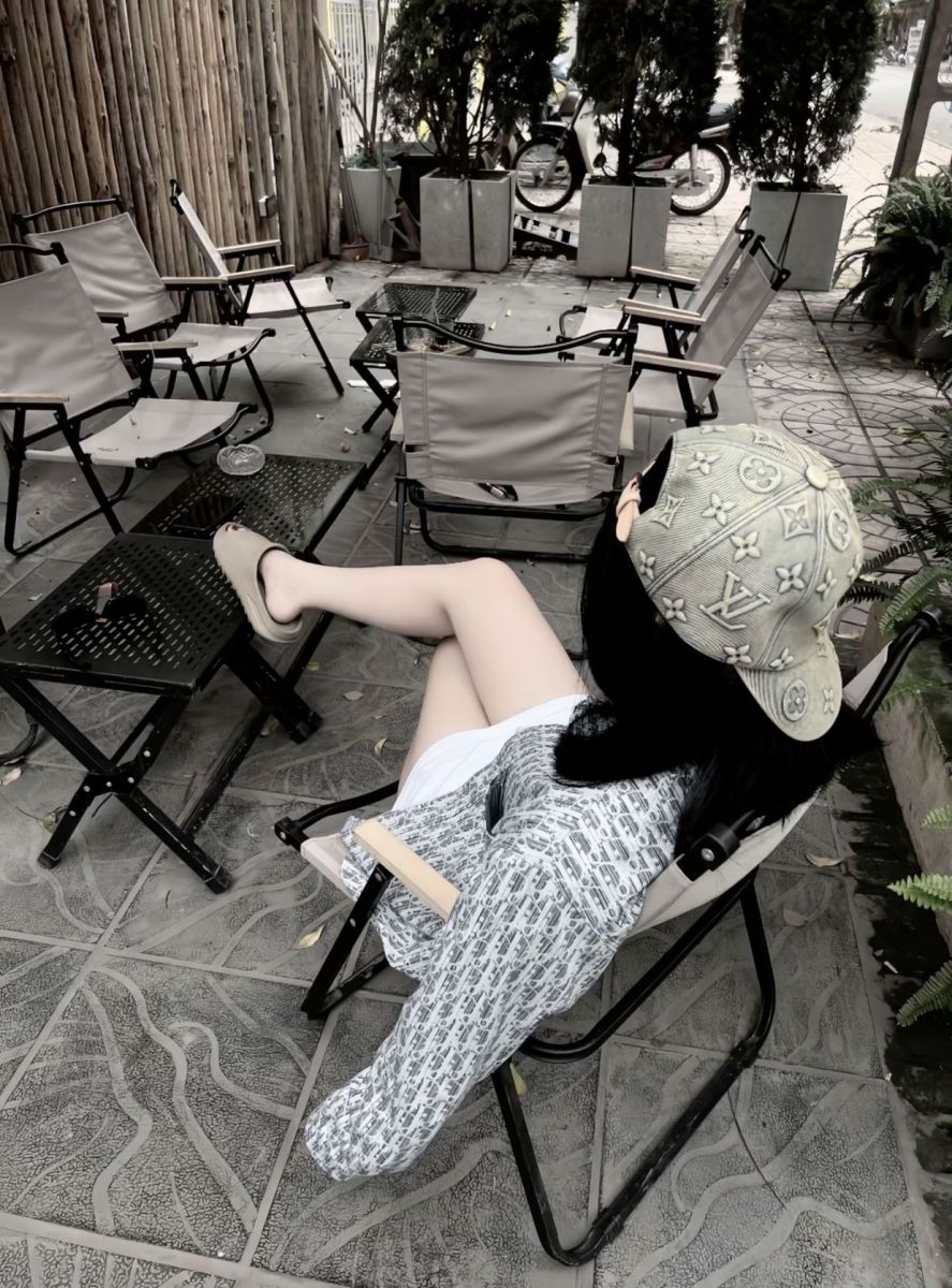 Gái xinh trong áo khoác hoa tiết và quần short trắng