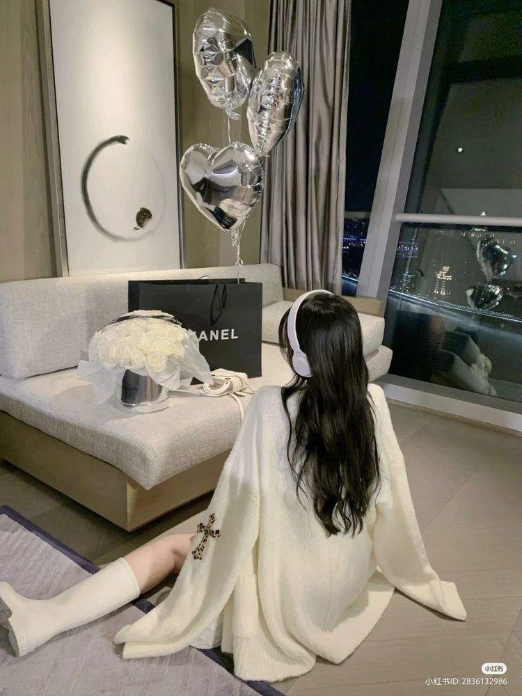 Gái xinh trong áo len trắng và tất dài ngồi thư giãn