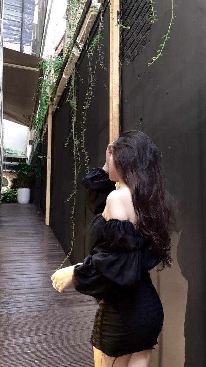 Gái xinh trong áo off-shoulder đen và chân váy ngắn