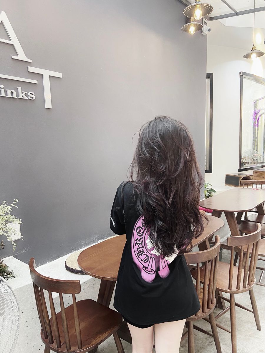 Gái xinh trong áo phông đen tại quán cà phê hiện đại