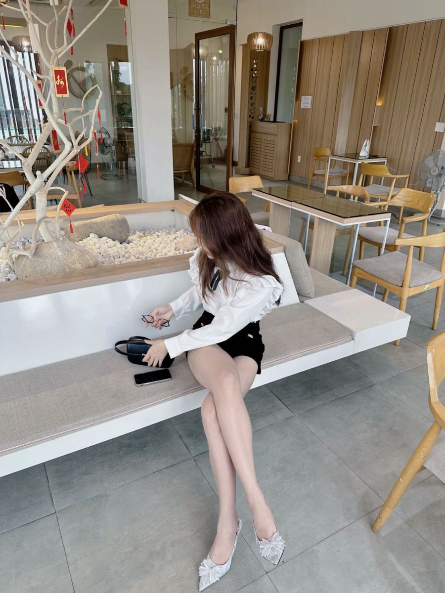 Gái xinh trong áo sơ mi trắng và quần shorts đen