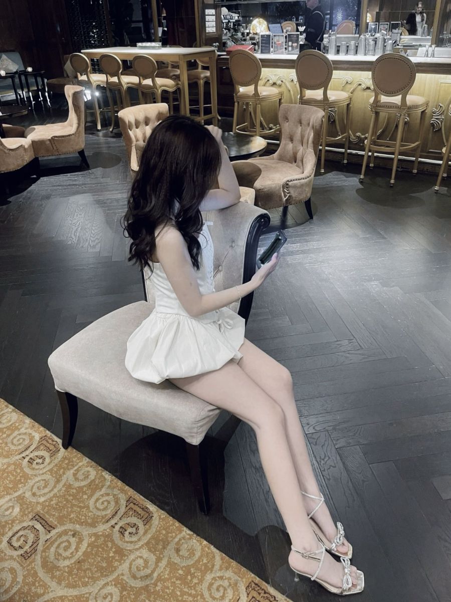 Gái xinh trong bar sang trọng với chiếc váy trắng