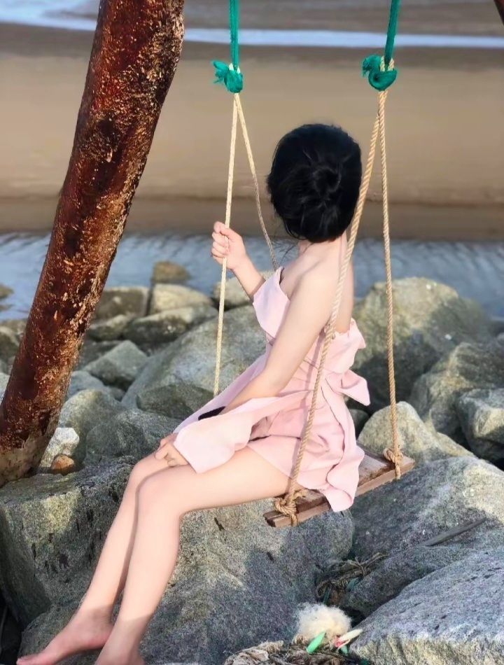 Gái xinh trong chiếc đầm hồng giữa bãi biển thơ mộng
