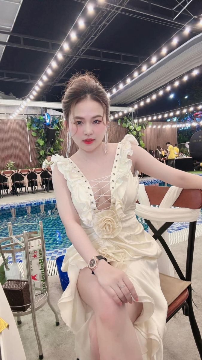 Gái xinh trong chiếc đầm trắng tại bữa tiệc ngoài trời