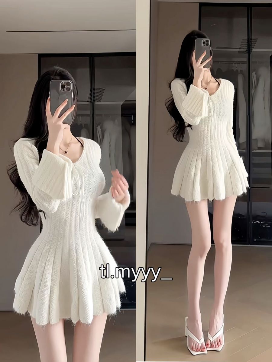 Gái xinh trong chiếc váy trắng tạo dáng bên gương