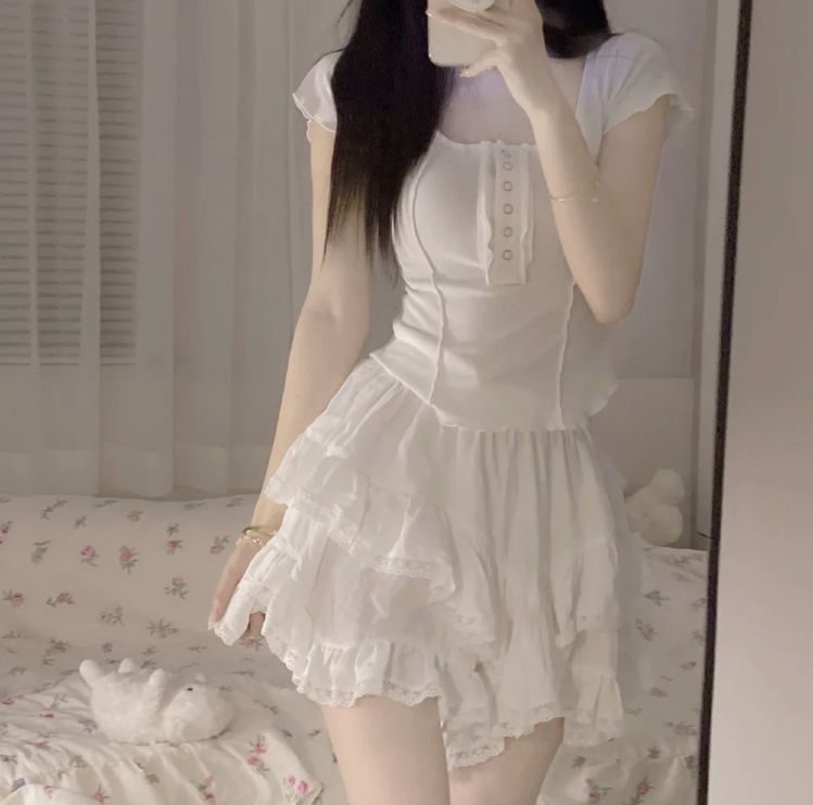 Gái xinh trong chiếc váy trắng trước gương phòng ngủ