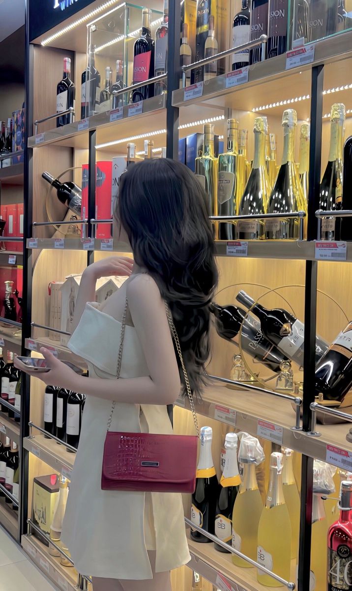 Gái xinh trong cửa hàng rượu cam
