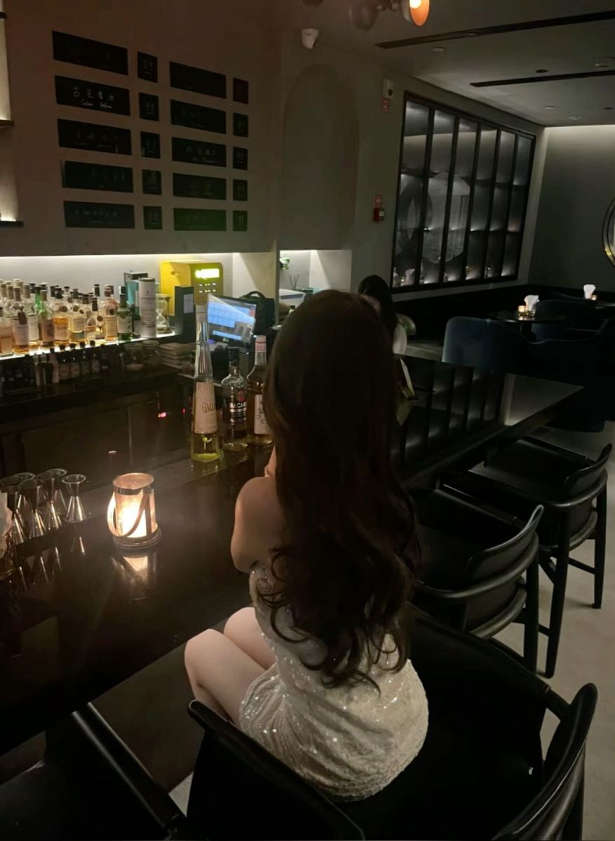 Gái xinh trong đầm ánh kim tại quầy bar tối