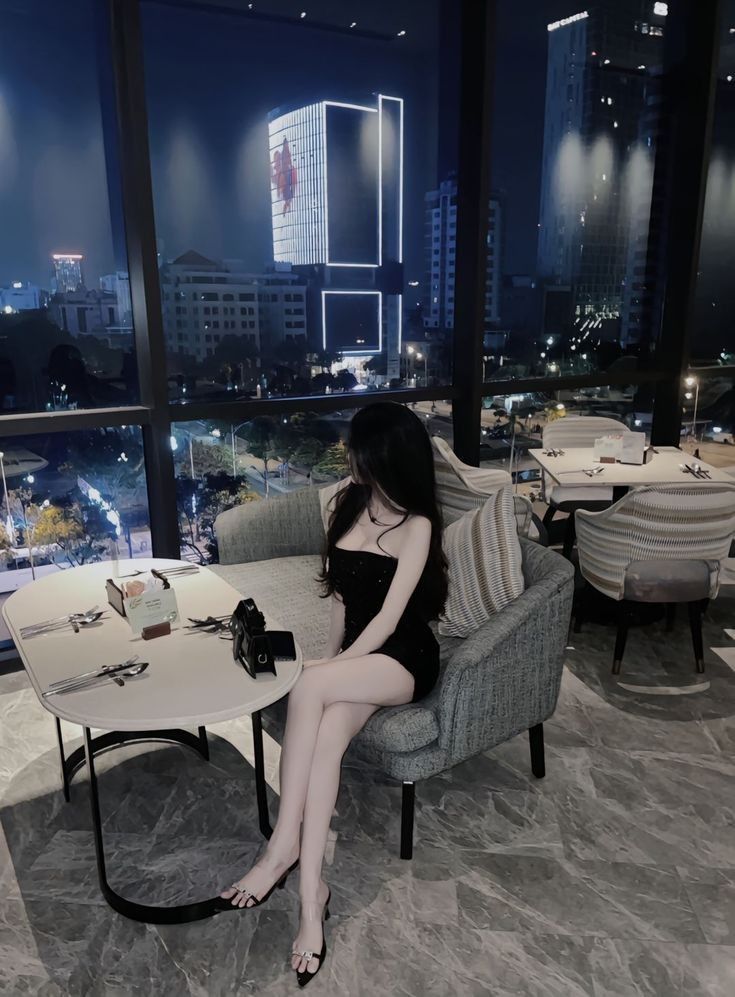 Gái xinh trong đầm ngắn màu đen tại nhà hàng sang trọng
