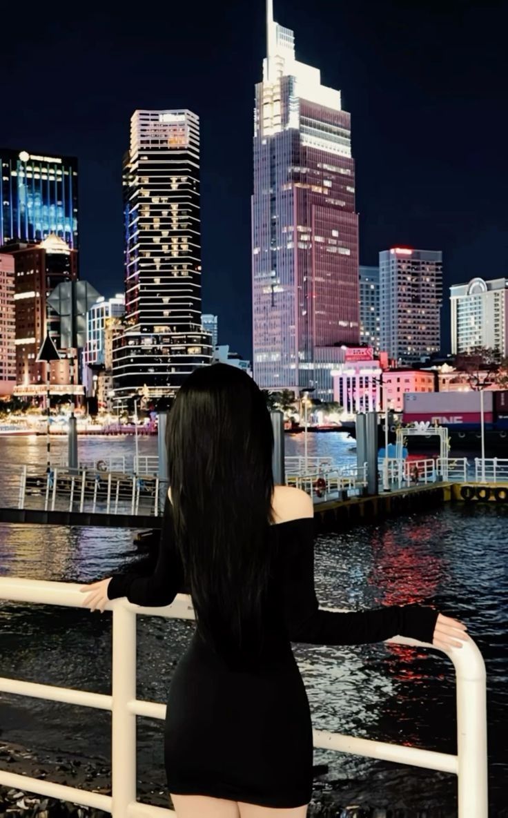 Gái xinh trong đầm ôm màu đen bên bờ sông đêm