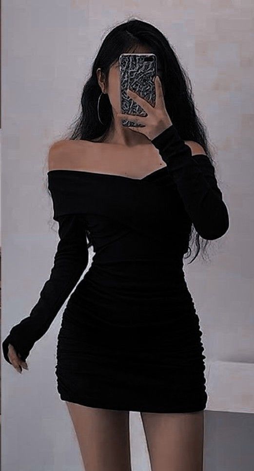 Gái xinh trong đầm ôm màu đen, tự tin giữa không gian tối giản