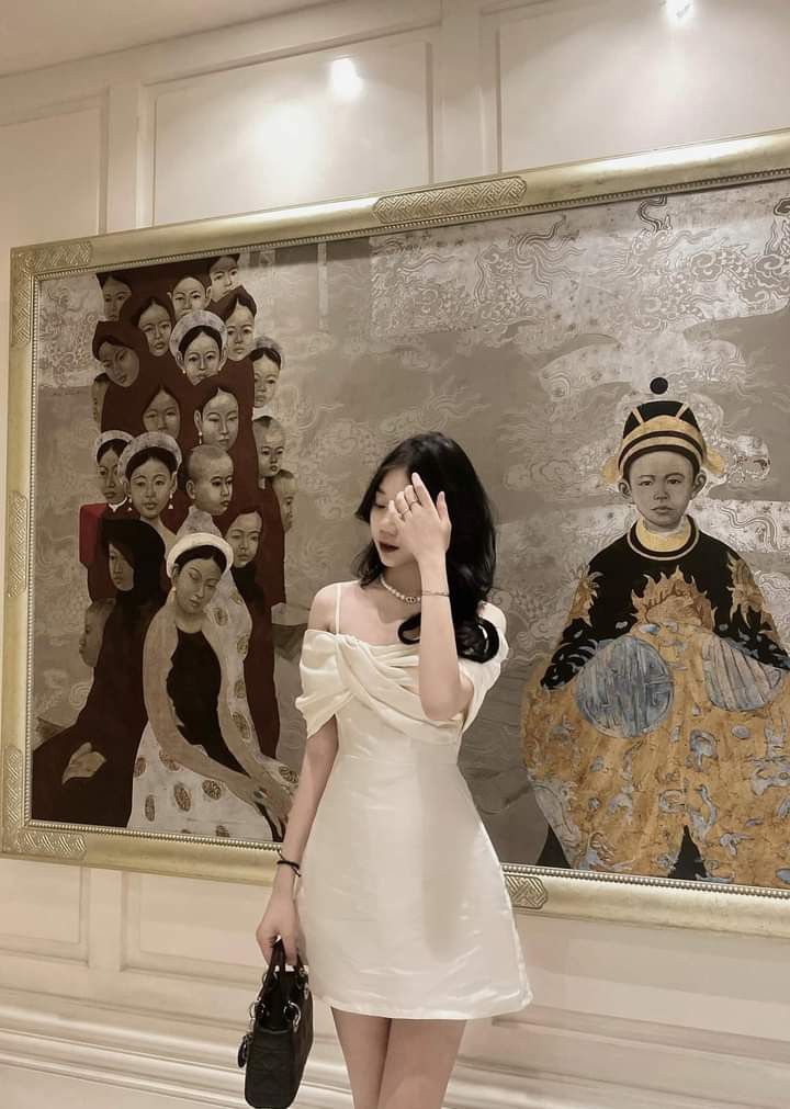 Gái xinh trong đầm trắng giữa không gian nghệ thuật sang trọng