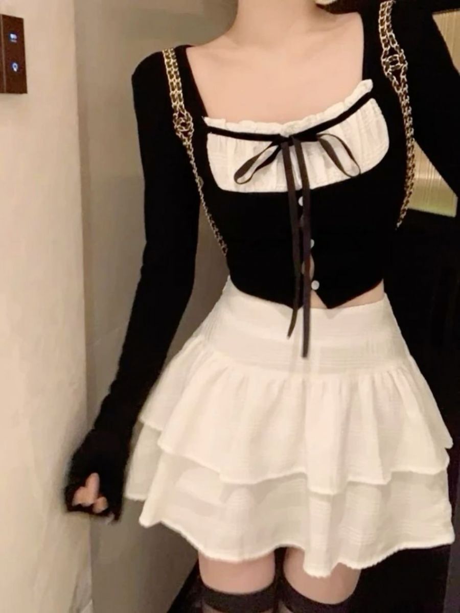 Gái xinh trong không gian nội thất đẹp với áo crop top đen và chân váy trắng