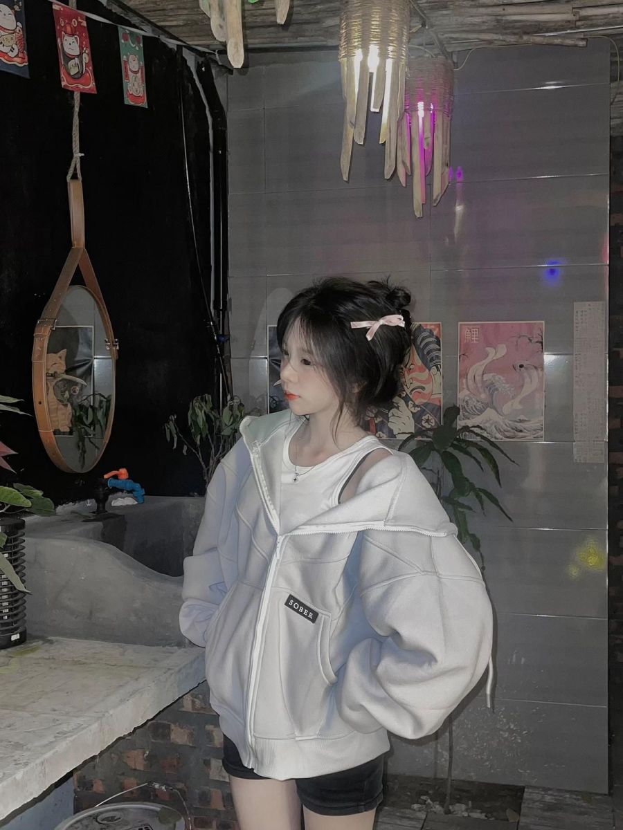 Gái xinh trong không gian nội thất với áo hoodie trắng
